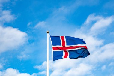 İzlanda bayrağı, rüzgarda sallanıyor