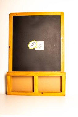 Siyah arkaplanı olan sarı bir karatahtanın dikey görüntüsü