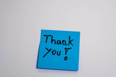 beyaz zemin üzerine not kağıdı