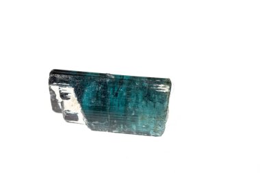 Beyaz arka planda mavi turmalin, mücevher, mücevher, mücevher.