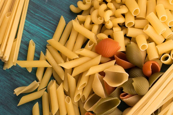 Pastas coloreadas, espaguetis, crudos — Foto de Stock