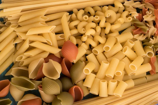 Pastas coloreadas, espaguetis, crudos — Foto de Stock