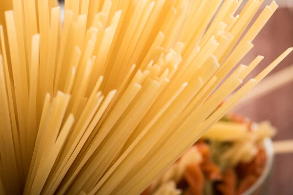 Pasta colorata, spaghetti, crudo — Foto Stock