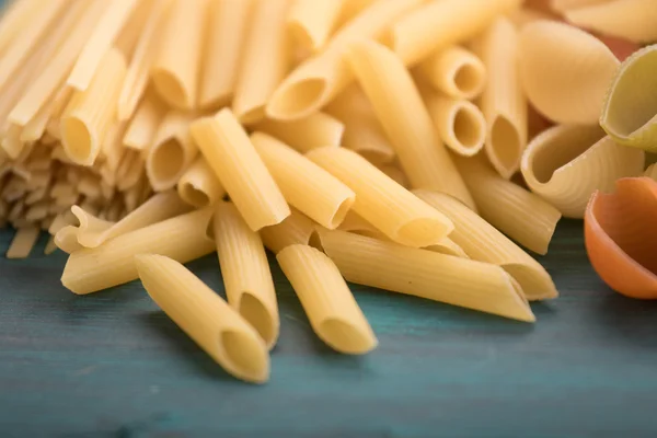 Pastas coloreadas, espaguetis, crudos — Foto de Stock