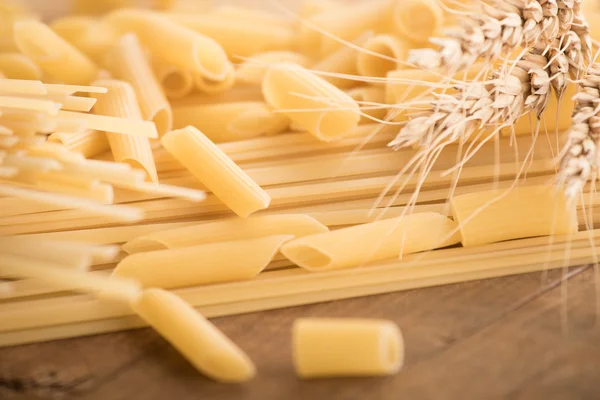 Pastas coloreadas, espaguetis, crudos —  Fotos de Stock