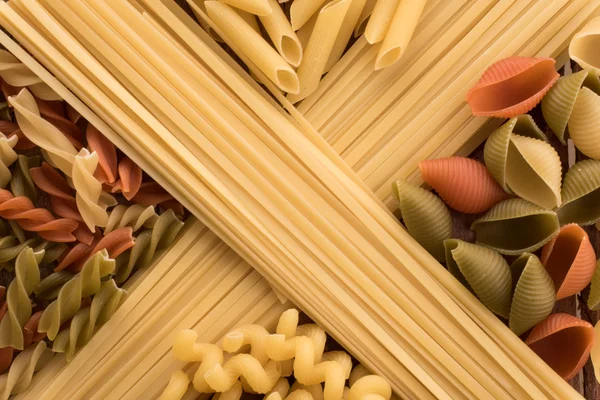 Pasta colorata, spaghetti, crudo — Foto Stock