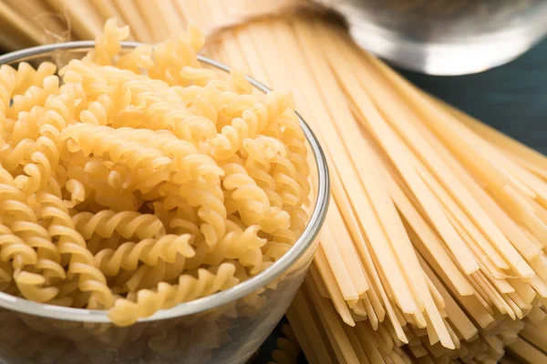 Pasta colorata, spaghetti, crudo — Foto Stock