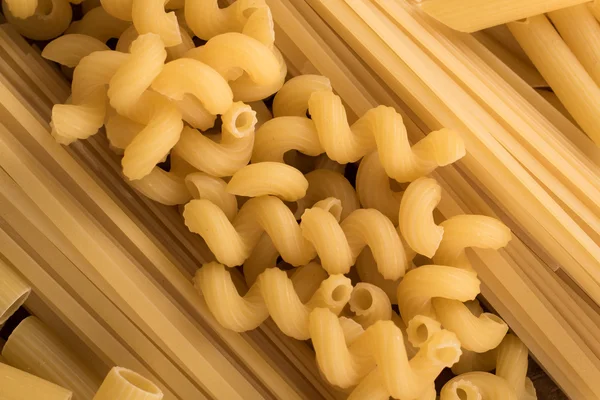 Pastas coloreadas, espaguetis, crudos —  Fotos de Stock