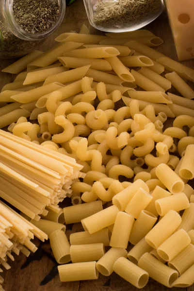 Renkli makarna, spagetti, ham — Stok fotoğraf