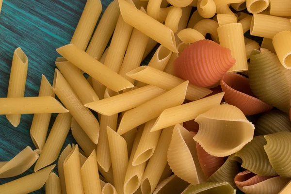 Pasta colorata, spaghetti, crudo — Foto Stock