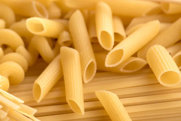Renkli makarna, spagetti, ham — Stok fotoğraf