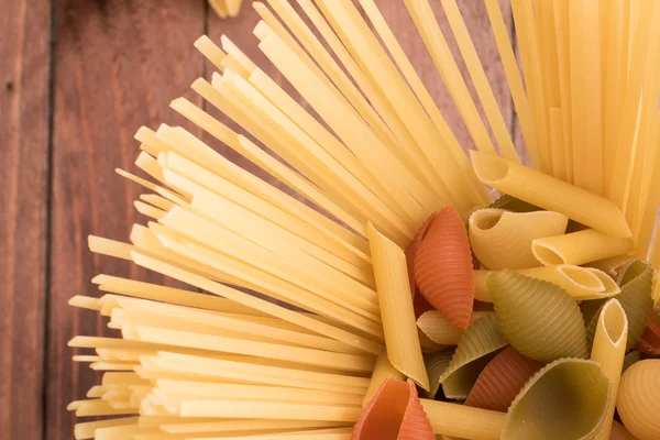 Pastas coloreadas, espaguetis, crudos —  Fotos de Stock