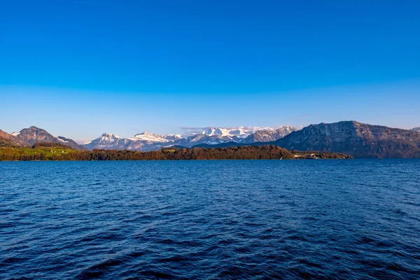 Lucerne, İsviçre 'de bir dağ zemininde göl manzarası.