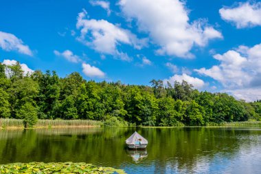 Gölette mavi gökyüzü - Sempach, İsviçre