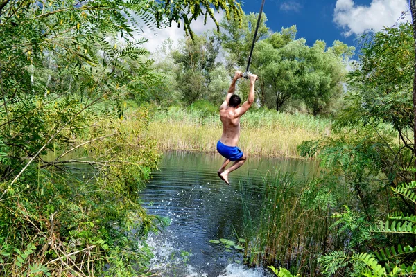 男は湖をジャンプします。 — ストック写真