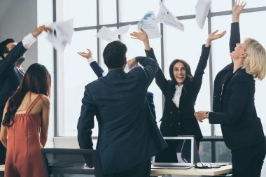 İnsanlar toplantıları bittiğinde kutlama yaparlar..