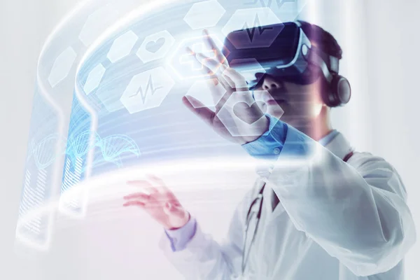Doctor Using Virtual Reality Headset Research Innovation Technology Medical Concept — Stock Photo, Image