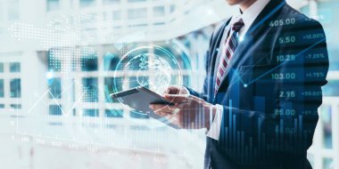 İşadamı, borsa analizi için tablet bilgisayar kullanıyor..