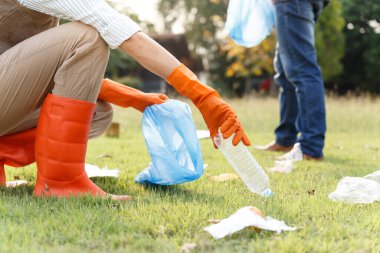 Gönüllülerin eli çöp toplar, çocuk çöp toplar..