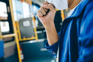 Asyalı adam metroda öksürüyor..