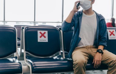 Havaalanındaki bir koltukta sosyal mesafe tabelası.