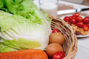 Süt, kahvaltı ve sebze beyaz ahşap masada. Yemek ürünü görüntüleme ya da montaj için boş.