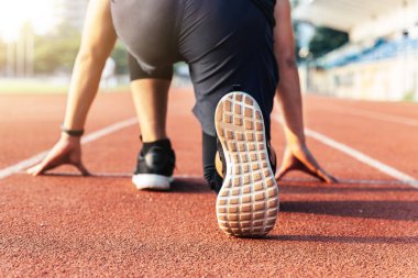 Adam ayakkabıya yakın koşmaya hazır ol.