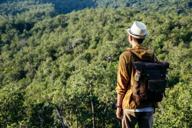 Bir uçurumun kenarında duran gezgin ve dağlara bakıyor..