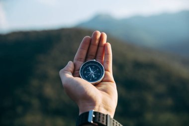 Pusula gezginin elinde, dağın zirvesinde..