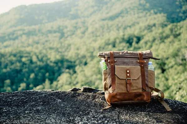 Dağın zirvesine yerleştirilmiş eski bir çanta..