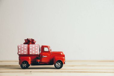 Kırmızı Noel kamyonu ve hediye. Mutlu Noeller ve mutlu yıllar konsepti.