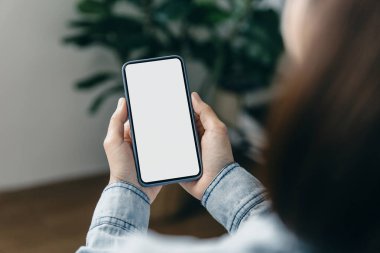 Yakın plan çekimde, elinde akıllı telefon olan beyaz ekran tasarıma hazır bir kadın var..