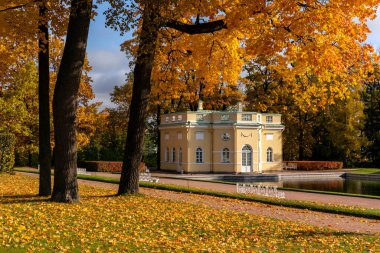 Catherine Park 'taki Yukarı Hamam Pavyonu ve Ayna Göleti manzarası güneşli bir sonbahar gününde, Puşkin, Tsarskoe Selo, Saint Petersburg, Rusya