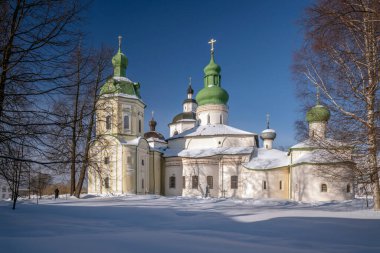Katedralin kilise tarafındaki kiliseleri, Kıbrıs Piskoposu Epifanius, güneşli bir kış gününde Belozersky Başrahibi Kirill, Kirillo-Belozersky Manastırı, Vologda Oblastı, Rusya