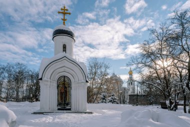 İsa 'nın doğumunun 2000' inci yıldönümünde Vologda Kremlin Parkı 'nda, güneşli kış sabahı, Vologda, Rusya