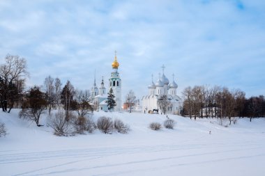 Vologda Kremlin, Aziz Sophia Ortodoks Katedrali ve Vologda Nehri 'nden Diriliş Kilisesi bulutlu bir kış günü, Rusya' nın Vologda şehrinde