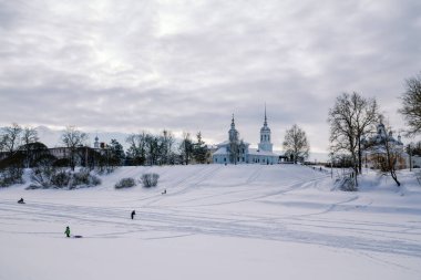 Vologda Nehri 'nden Alexander Nevsky Kilisesi' nin manzarası bulutlu bir kış günü, Vologda, Rusya