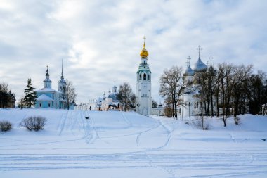 Vologda Kremlin, St. Sophia Ortodoks Katedrali, Alexander Nevsky Kilisesi ve Vologda Nehri üzerindeki Diriliş Kilisesi.