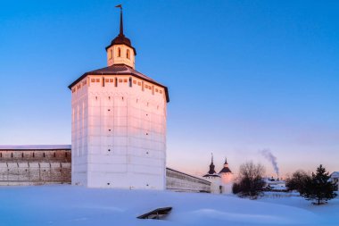 Kirillo-Belozersky Manastırı 'nın Vologda Kulesi doğmakta olan güneş ışınları altında güneşli bir sabah, Kirillov, Vologda Bölgesi, Rusya