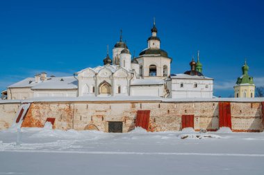 Manzaranın, çan kulesinin ve Siversky Gölü kıyısındaki Kirillo-Belozersky Manastırı 'nın kiliselerinin manzarası soğuk bir kış günü, Kirillov, Vologda Bölgesi, Rusya