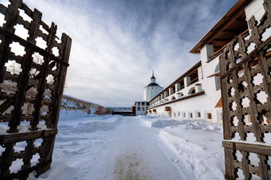 Kirillo-Belozersky Manastırı 'nın ve Büyük Merezhnaya Kulesi' nin duvarının iç tarafının manzarası soğuk bir kış akşamında, Kirillov, Vologda Bölgesi, Rusya