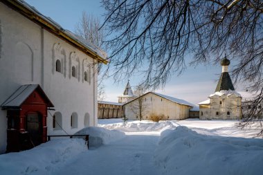 Manastır hücreleri, Euphemia Kilisesi, Kirillo-Belozersky Manastırı duvarı ve Svitochnaya Kulesi güneşli bir kış gününde, Kirillov, Vologda Bölgesi, Rusya