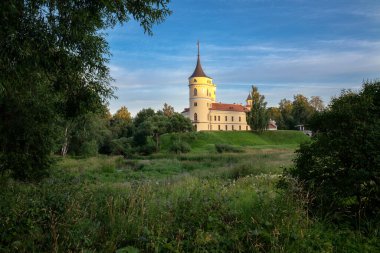Güneşli bir günde Rusya İmparatoru I. Paul 'un (BIP Kalesi) kalesi. Pavlovsk, Saint-Petersburg, Rusya.