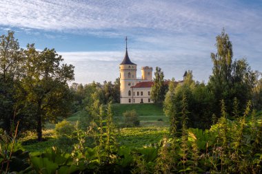 Güneşli bir günde Rusya İmparatoru I. Paul 'un (BIP Kalesi) kalesi. Pavlovsk, Saint-Petersburg, Rusya.