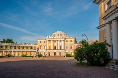 Pavlovsk Sarayı manzarası ve Pavlovsk Sarayı 'ndaki I. Paul Anıtı ve Park Kompleksi, Saint Petersburg, Rusya