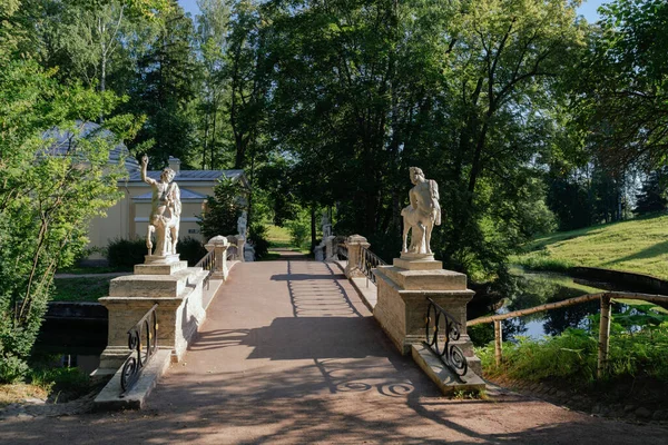 Pavlovsk Sarayı Ndaki Centaur Köprüsü Park Kompleksi Güneşli Bir Yaz — Stok fotoğraf