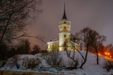 Rusya İmparatoru I. Paul-Mariental (BIP Kalesi) 'nin kış karla kaplı bulutlu akşamı, Pavlovsk, Saint Petersburg, Rusya
