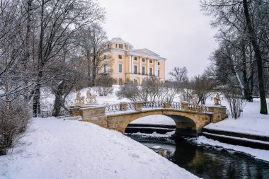 Pavlovsk Sarayı ve Centaur Köprüsü önplanda Pavlovsk Sarayı ve Park Kompleksi 'nin kış bulutlu bir günde, Saint Petersburg, Rusya