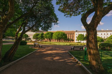 St. Isaac Meydanı manzarası güneşli bir yaz sabahı, St. Petersburg, Rusya
