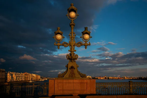 Lanterna Ponte Trindade Vista Cuspo Ilha Vasilievsky Palácio Embankment Fundo — Fotografia de Stock